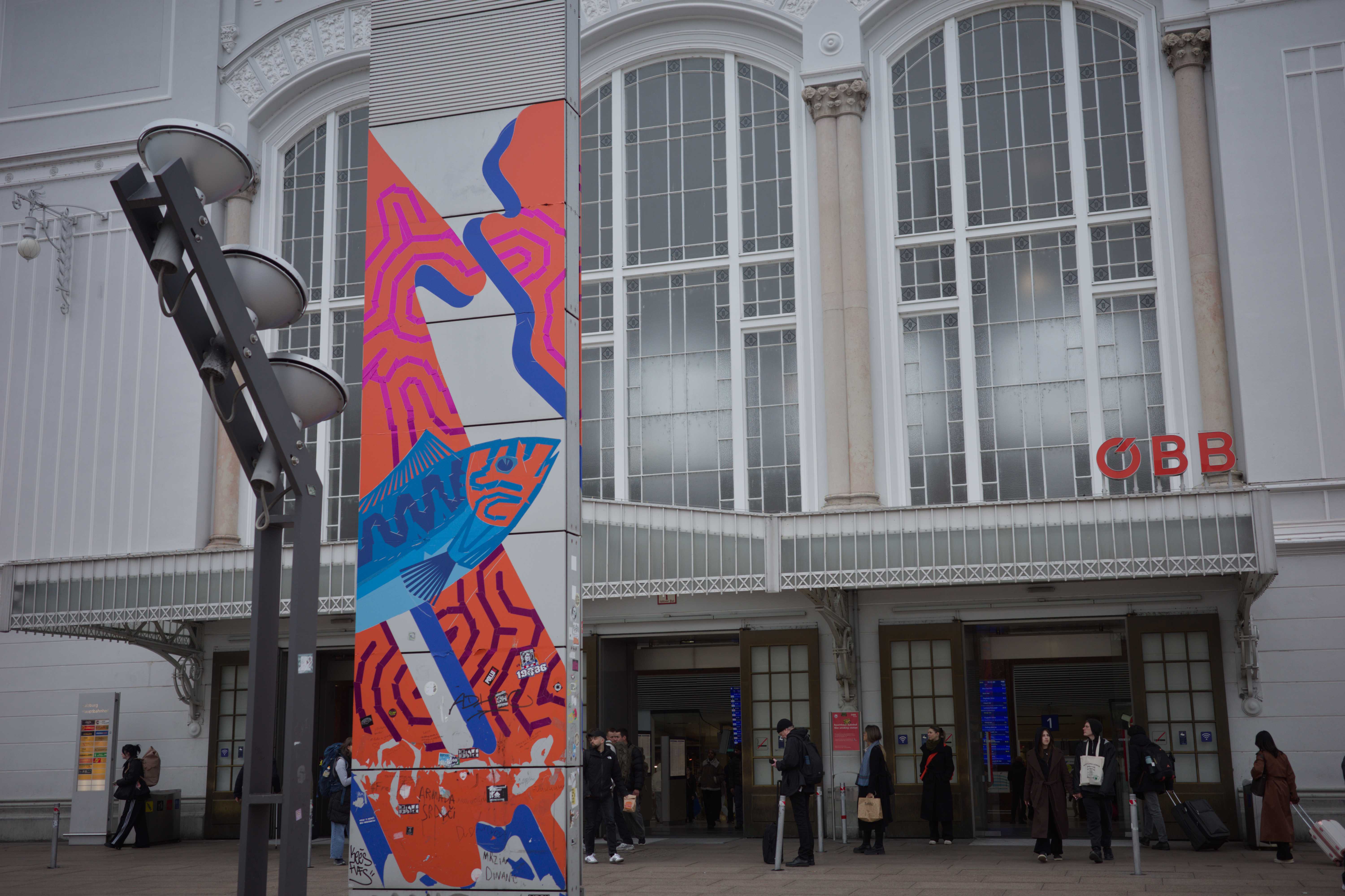 Kunstwerk vor dem Salzburger Bahnhof