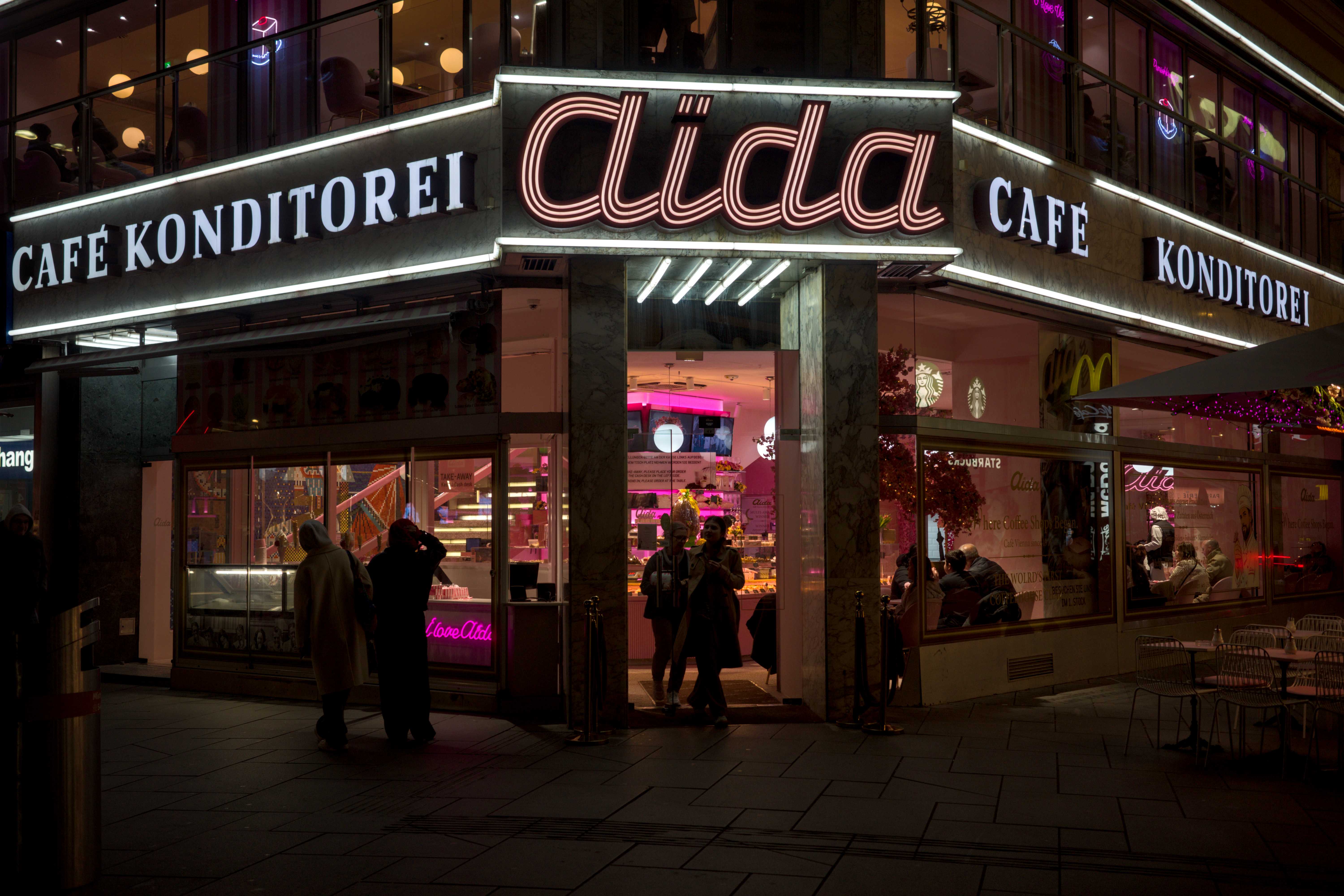 Aida Eis, Café und Kuchen